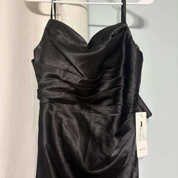 Elegant Black Evening Gown - Picture 2 of 4